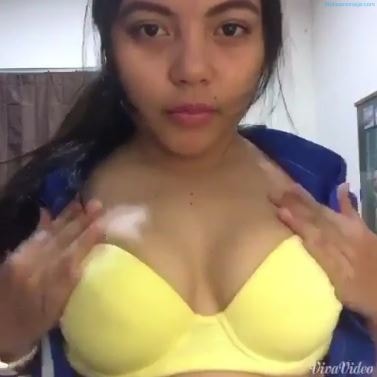 ABG Lagi Pamer Payudara Besar