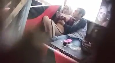 Enak Susunya Si Jilbab Di Cafe