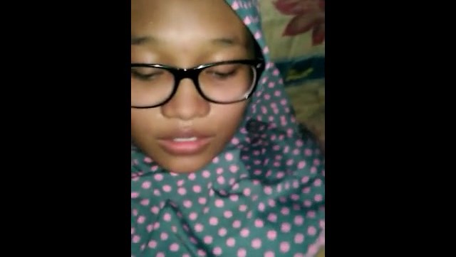 Jilbab Kacamata Nyepong Kena Gigi Polkadot