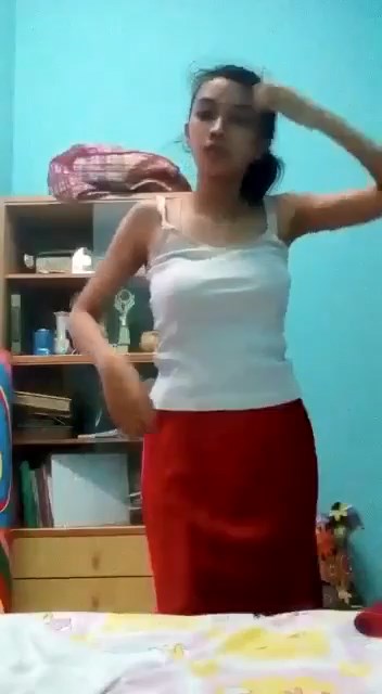 Mahasiswi Tasya Nurinie Ganti Baju Merah