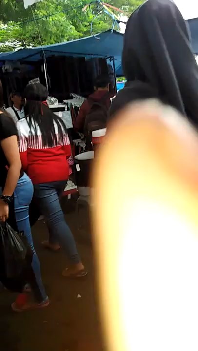 Ngeliatin Pantat Lewat Di Pasar