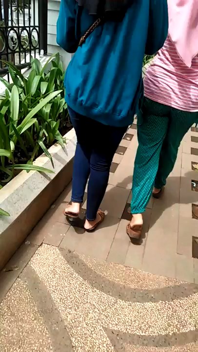 Ngikutin Jilbab Geal Geol Pulang