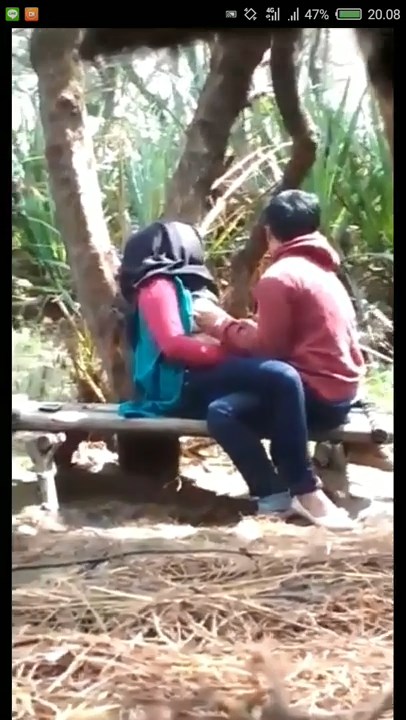 Ngintip Jilbab Di Grepe Di Bangku Hutan