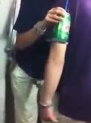 Pembantu Lagi Minum Di Kobel