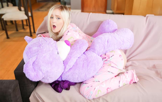 ExxxtraSmall – Natalia Queen – Tiny Play Time Pussy
