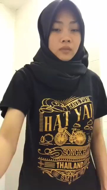 Pembantu Seneng Pamer Pake Jilbab Hitam