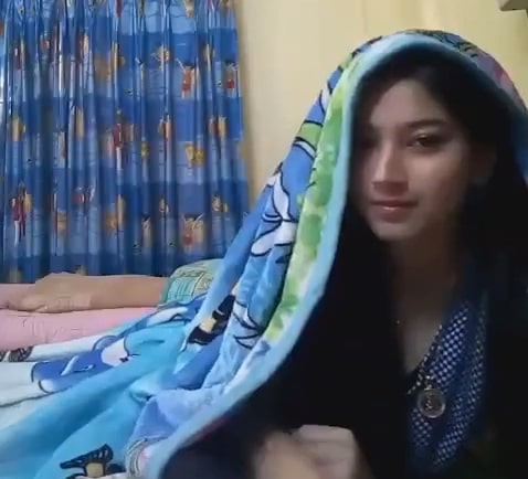 Cewe Cantik Buka BH di Depan Kamera